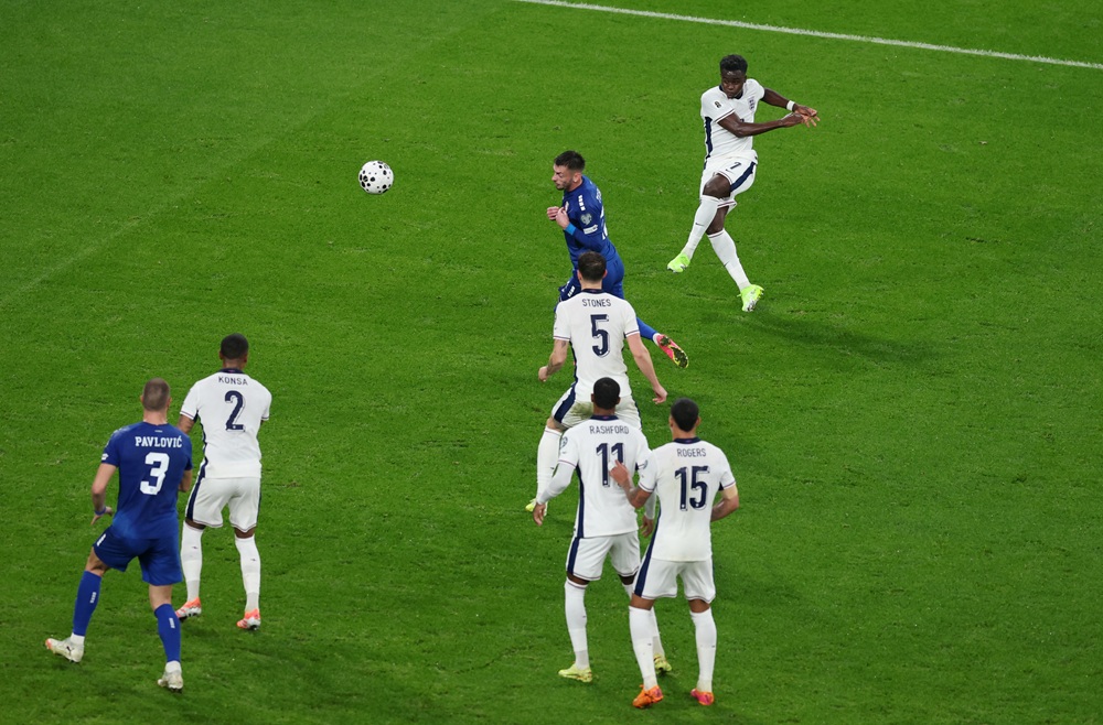 LONDON, ENGLAND: Bukayo Saka of England scores his team's first goal during the FIFA World Cup 2026 qualifier match between England and Serbia at Wembley Stadium on November 13, 2025. (Photo by Julian Finney/Getty Images)