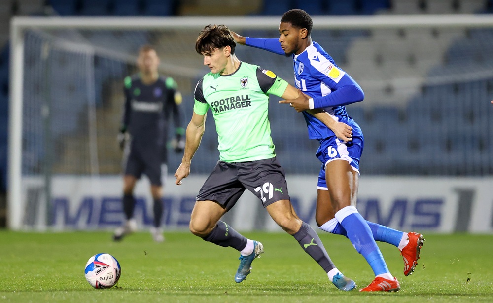 3 goals & a red card: Former Gunner having rollercoaster month 3 GILLINGHAM, ENGLAND: Ryan Longman of AFC Wimbledon is challenged by Zech Medley of Gillingham FC during the Sky Bet League One match between Gillingham and AFC Wimbledon at MEMS Priestfield Stadium on November 24, 2020. (Photo by James Chance/Getty Images)