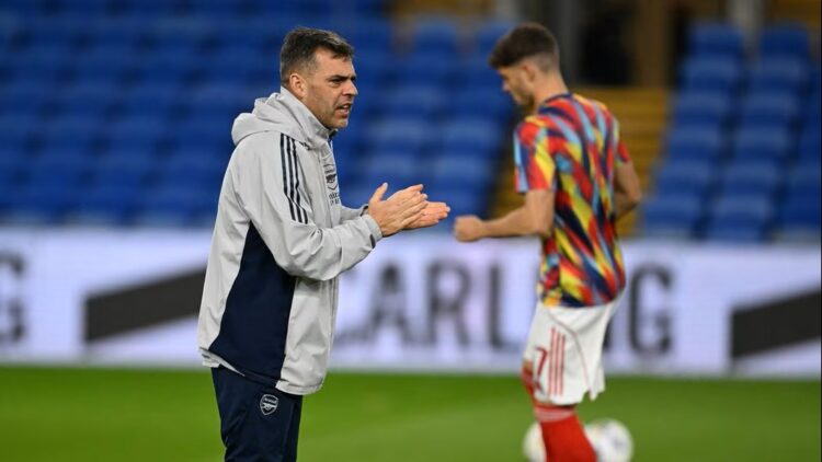 David Horseman coaching the Arsenal u21s (Photo via Arsenal.com)