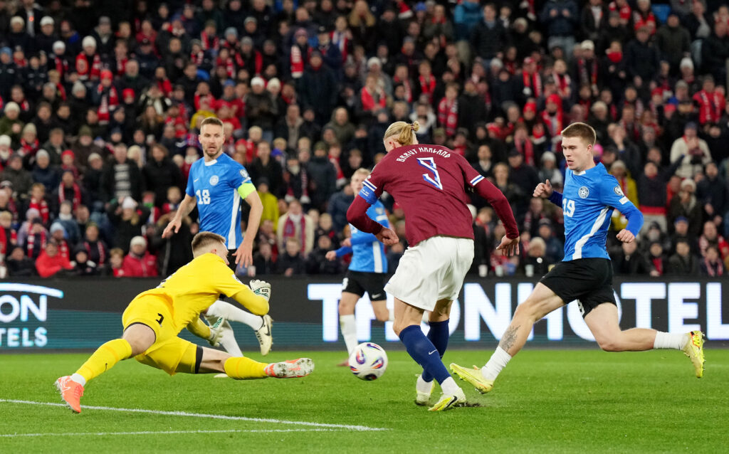 Injury forces Arsenal star to return to club 4 OSLO, NORWAY - NOVEMBER 13: Karl Hein of Estonia saves a shot from Erling Haaland of Norway during the FIFA World Cup 2026 qualifier match between Norway and Estonia at Ullevaal Stadion on November 13, 2025 in Oslo, Norway. (Photo by Marius Nordnes / Nordnes Foto/Getty Images)