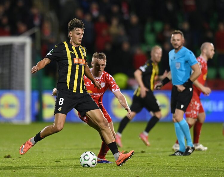 TALLAGHT, IRELAND: Silas Andersen of BK Hacken is challenged by Jonathan Lunney of Shelbourne during the UEFA Conference League 2025/26 League Phas...