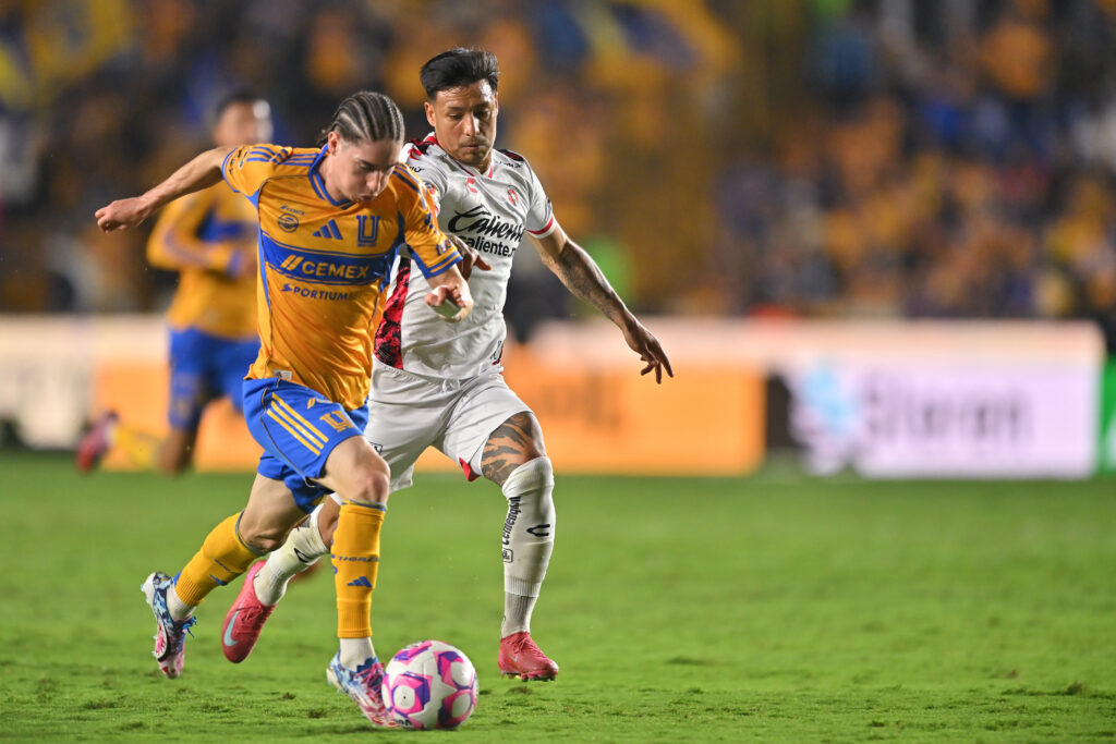 MONTERREY, MEXICO - OCTOBER 25: Marcelo Flores of Tigres fights for the ball with Domingo Blanco of Tijuana during the 15th round match between Tigres UANL and Tijuana as part of the Torneo Apertura 2025 Liga MX at Universitario Stadium on October 25, 2025 in Monterrey, Mexico. (Photo by Azael Rodriguez/Getty Images)