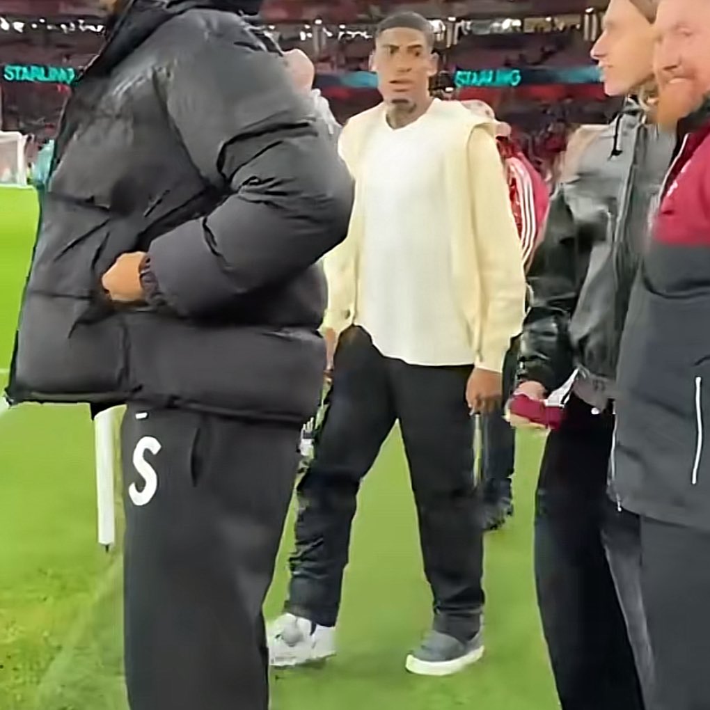 Cristhian Mosquera wearing a protective boot (Photo via @DailyAFC on Twitter)