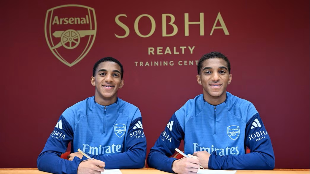 Edwin and Holger Quintero signing for Arsenal (Photo via Arsenal.com)