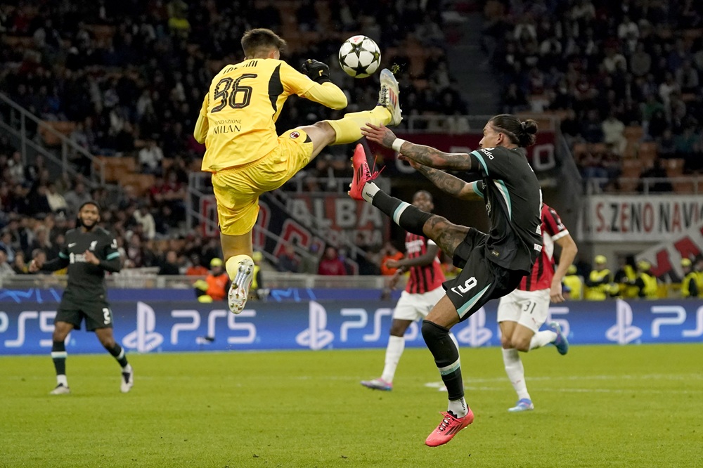 Arsenal long-term plan points them towards to Milan 20yo 4 MILAN, ITALY: Lorenzo Torriani of AC Milan battles for the ball with Darwin Nunez of Liverpool FC during the UEFA Champions League 2024/25 League Phase MD1 match between AC Milan and Liverpool FC at Stadio San Siro on September 17, 2024. (Photo by Pier Marco Tacca/Getty Images)