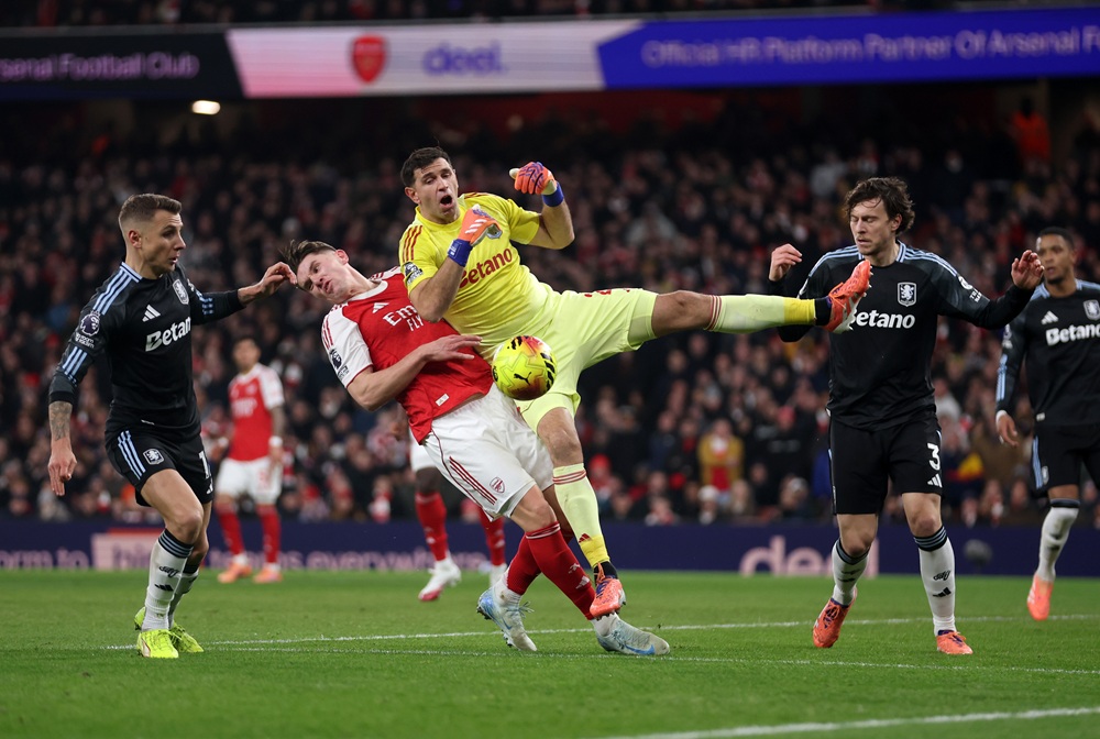 Viktor Gyoekeres of Arsenal clashes with Emiliano Martinez of Aston Villa during the Premier League match between Arsenal and Aston Villa at Emirates Stadium on December 30, 2025 in London, England. (Photo by Julian Finney/Getty Images)