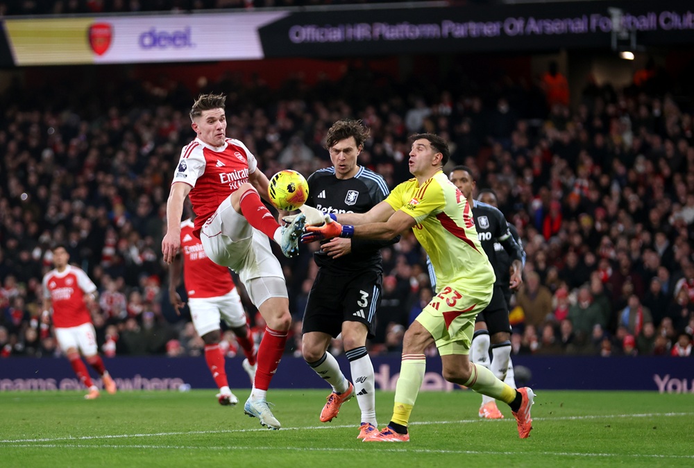 Viktor Gyoekeres of Arsenal clashes with Victor Lindeloef and Emiliano Martinez of Aston Villa during the Premier League match between Arsenal and Aston Villa at Emirates Stadium on December 30, 2025 in London, England. (Photo by Julian Finney/Getty Images)