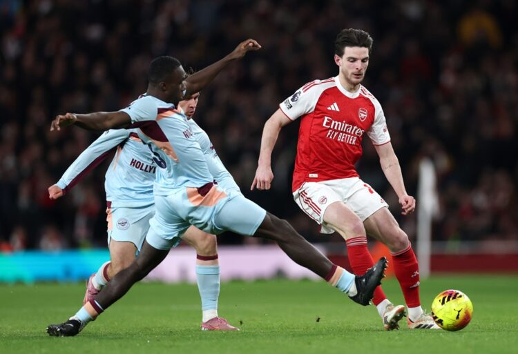 LONDON, ENGLAND: Declan Rice of Arsenal passes the ball whilst under pressure from Michael Kayode of Brentford during the Premier League match betw...