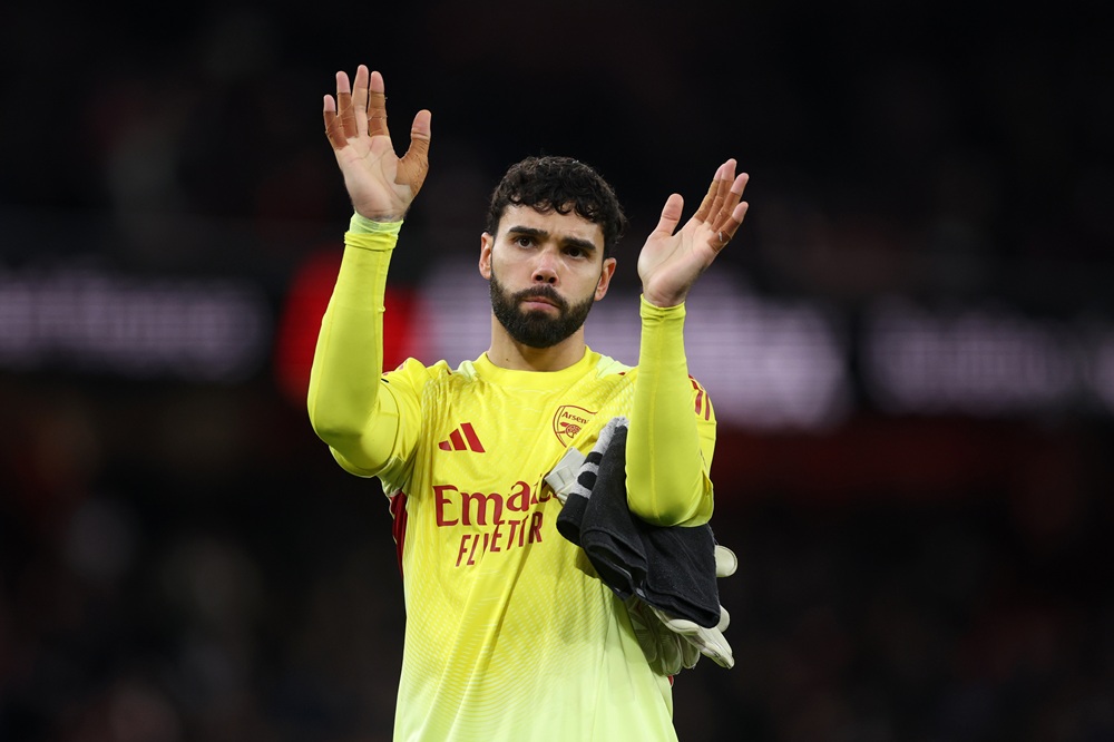 2 Arsenal legends praise Raya wondersave 3 LONDON, ENGLAND: David Raya of Arsenal gesture to the fans to celebrate the victory following the Premier League match between Arsenal and Brentford at Emirates Stadium on December 03, 2025. (Photo by Julian Finney/Getty Images)