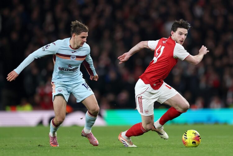 LONDON, ENGLAND: Declan Rice of Arsenal runs with the ball whilst under pressure from Yehor Yarmolyuk of Brentford during the Premier League match ...