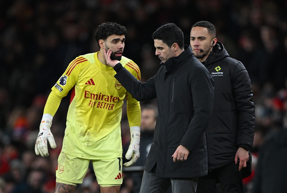 David Raya of Arsenal and Mikel Arteta, Manager of Arsenal, interact during the Premier League match between Arsenal and Brighton & Hove Albion at the Emirates Stadium on December 27, 2025 in London, England. (Photo by Shaun Botterill/Getty Images)
