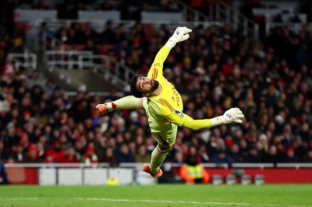 LONDON, ENGLAND: David Raya of Arsenal looks on after making a save from Yankuba Minteh of Brighton & Hove Albion (Not Pictured) during the Premier...