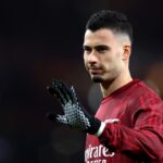 LONDON, ENGLAND: Gabriel Martinelli of Arsenal waves as he warms up prior to the Carabao Cup Quarter Final match between Arsenal and Crystal Palace at Emirates Stadium on December 23, 2025. (Photo by Alex Pantling/Getty Images)