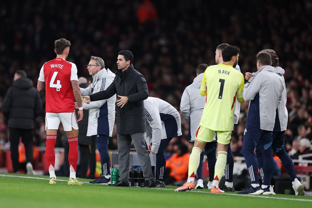 Arsenal suffer another hamstring injury 3 LONDON, ENGLAND: Mikel Arteta, Manager of Arsenal, talks with Ben White during the Premier League match between Arsenal and Wolverhampton Wanderers at Emirates Stadium on December 13, 2025. (Photo by Julian Finney/Getty Images)