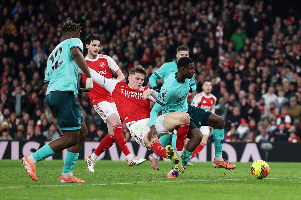 Arteta insists Arsenal teammates must share blame for Gyokeres display 2 LONDON, ENGLAND: Viktor Gyoekeres of Arsenal can't reach the ball during the Premier League match between Arsenal and Wolverhampton Wanderers at Emirates Stadium on December 13, 2025. (Photo by Richard Heathcote/Getty Images)