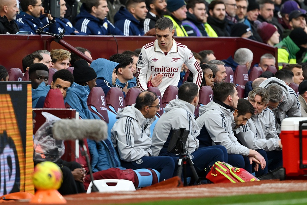Trossard & Mosquera injury latest after Villa defeat 2 BIRMINGHAM, ENGLAND: Leandro Trossard of Arsenal is substituted off after coming on as a substitute during the Premier League match between Aston Villa and Arsenal at Villa Park on December 06, 2025. (Photo by Shaun Botterill/Getty Images)