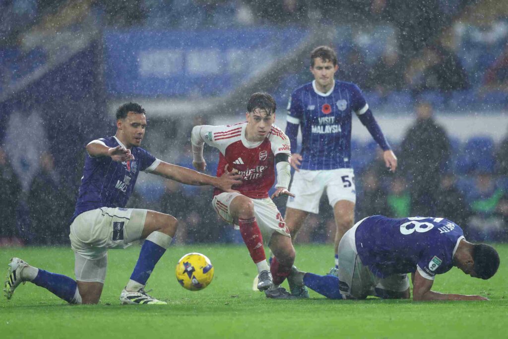 CARDIFF, WALES - NOVEMBER 11: Harrison Dudziak of Arsenal cuts between Alyas Debono (l) and T-Jay Parfitt of Cardiff City during the Vertu Trophy Southern Group A match between Cardiff City and Arsenal at Cardiff City Stadium on November 11, 2025 in Cardiff, Wales. (Photo by Michael Steele/Getty Images)