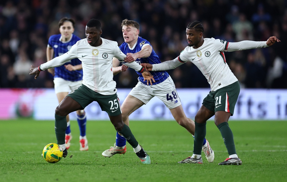 Key Chelsea starter suspended for semi-final vs Arsenal or Crystal Palace 3 CARDIFF, WALES: Moises Caicedo of Chelsea runs with the ball whilst under pressure from Dylan Lawlor of Cardiff City during the Carabao Cup Quarter Final match between Cardiff City and Chelsea at Cardiff City Stadium on December 16, 2025. (Photo by Dan Istitene/Getty Images)