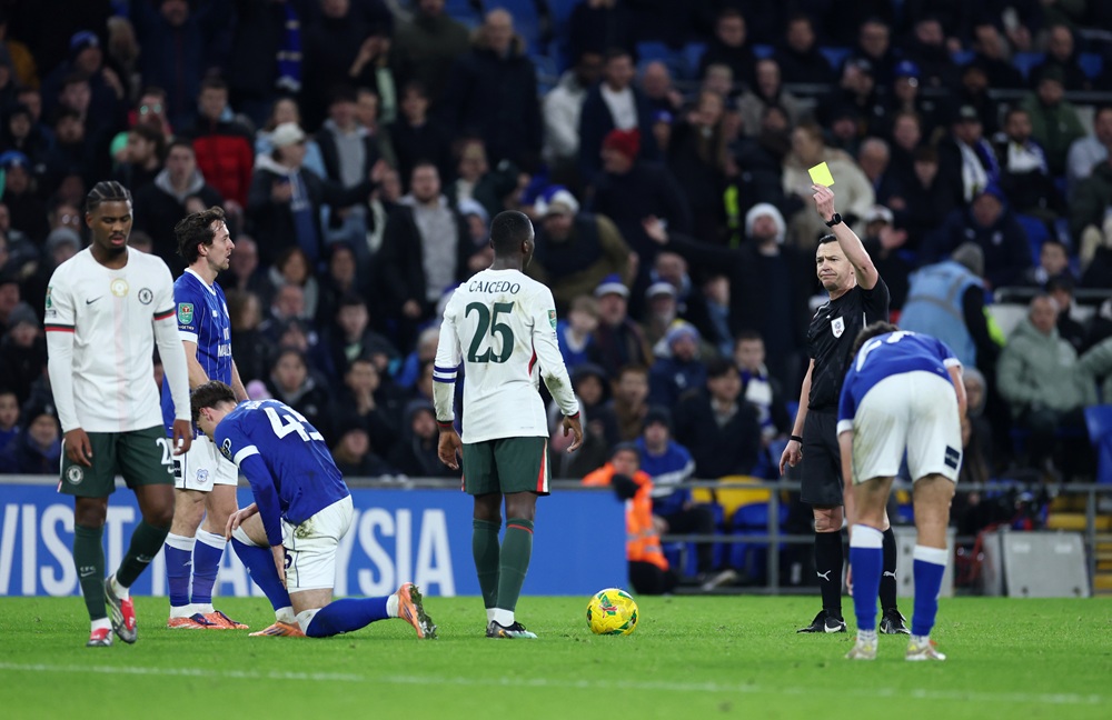 Key Chelsea starter suspended for semi-final vs Arsenal or Crystal Palace 2 CARDIFF, WALES: Moises Caicedo of Chelsea is shown a yellow card by Referee Tony Harrington during the Carabao Cup Quarter Final match between Cardiff City and Chelsea at Cardiff City Stadium on December 16, 2025. (Photo by Dan Istitene/Getty Images)