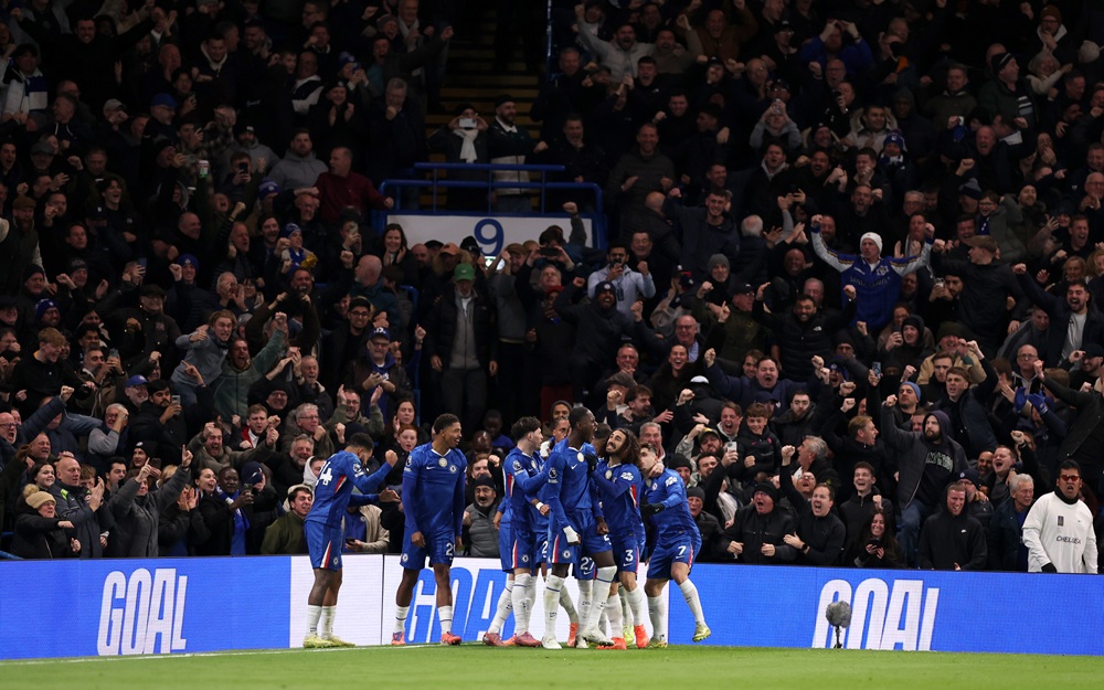 LONDON, ENGLAND: Trevoh Chalobah of Chelsea celebrates scoring his team's first goal with teammates during the Premier League match between Chelsea and Arsenal at Stamford Bridge on November 30, 2025. (Photo by Ryan Pierse/Getty Images)