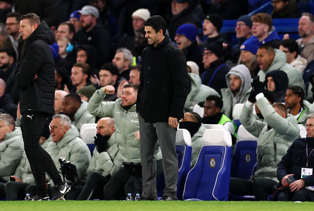 LONDON, ENGLAND: Mikel Arteta, Manager of Arsenal, reacts during the Premier League match between Chelsea and Arsenal at Stamford Bridge on November 30, 2025. (Photo by Ryan Pierse/Getty Images)