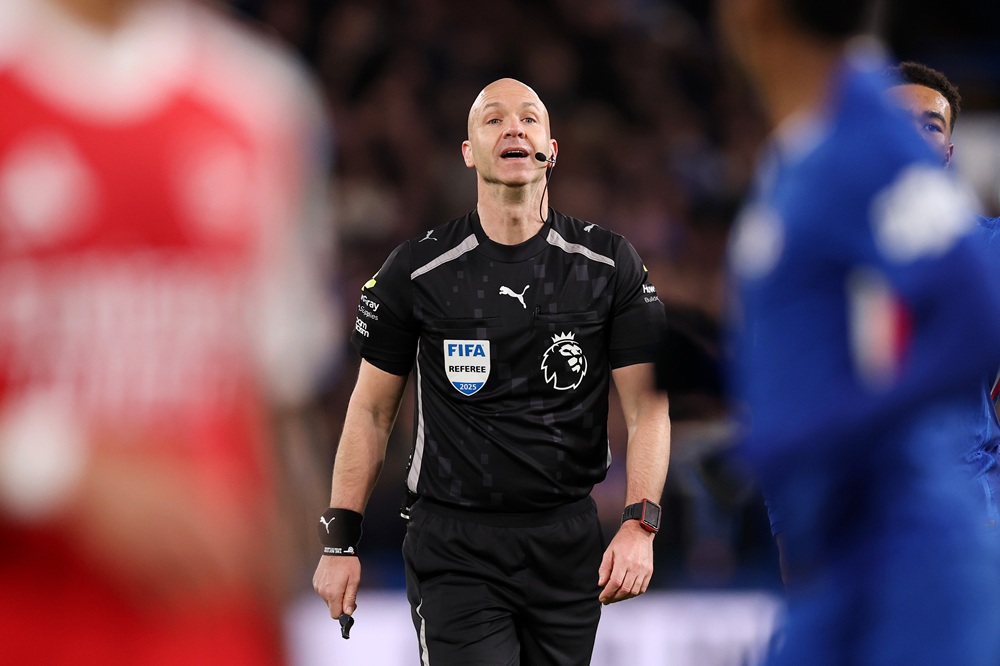 LONDON, ENGLAND: Referee Anthony Taylor reacts during the Premier League match between Chelsea and Arsenal at Stamford Bridge on November 30, 2025. (Photo by Ryan Pierse/Getty Images)