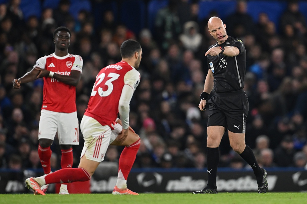 LONDON, ENGLAND: Referee Anthony Taylor has a word with Mikel Merino of Arsenal during the Premier League match between Chelsea and Arsenal at Stamford Bridge on November 30, 2025. (Photo by Mike Hewitt/Getty Images)