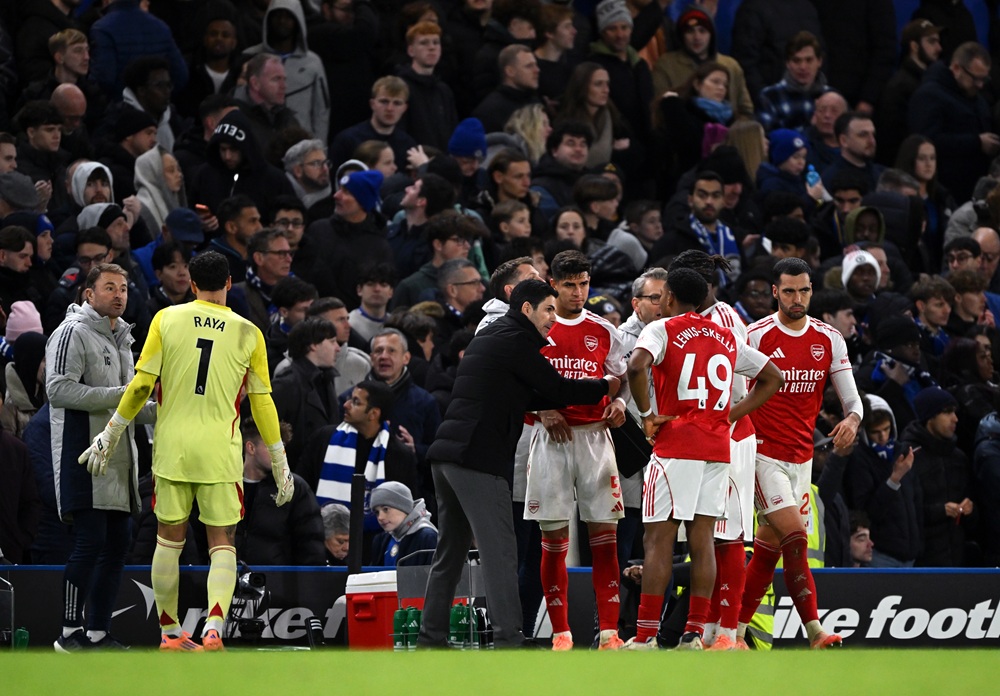 BBC pundit says Arsenal still the 'team to beat' in title race 2 LONDON, ENGLAND: Mikel Arteta, Manager of Arsenal, talks to Myles Lewis-Skelly and teammates in a break in play during the Premier League match between Chelsea and Arsenal at Stamford Bridge on November 30, 2025. (Photo by Mike Hewitt/Getty Images)