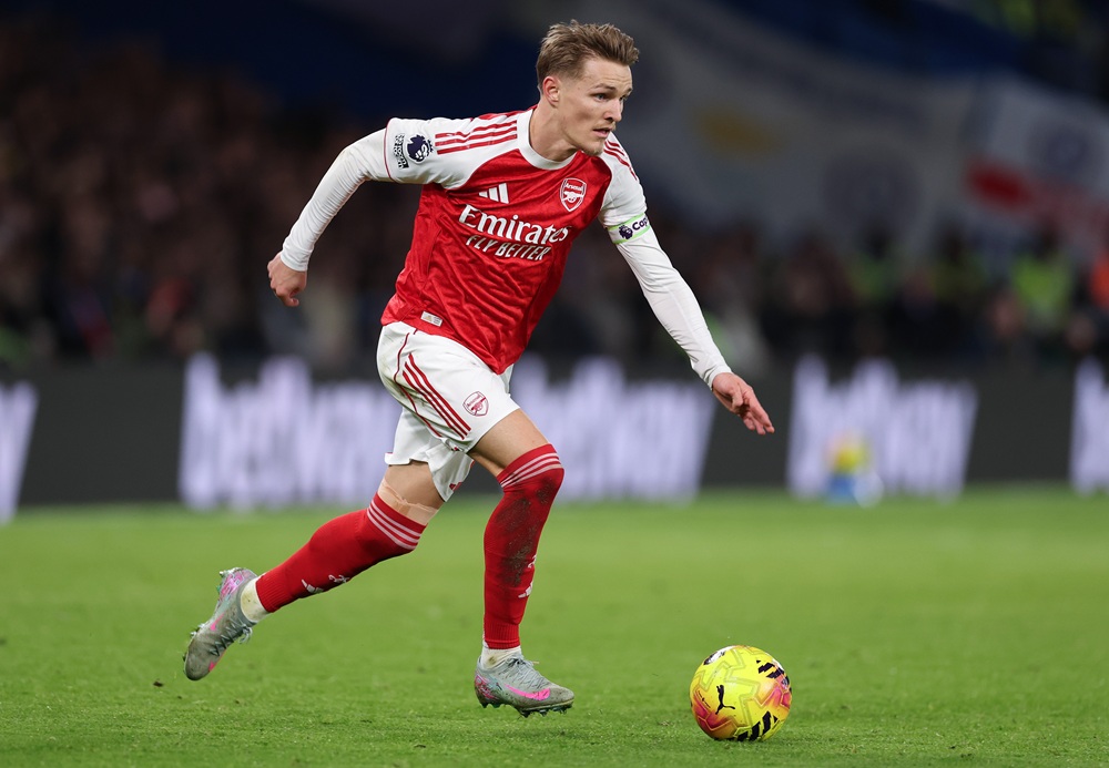 Arsenal star delighted to be back after 3 injuries 3 LONDON, ENGLAND: Martin Odegaard of Arsenal controls the ball during the Premier League match between Chelsea and Arsenal at Stamford Bridge on November 30, 2025. (Photo by Ryan Pierse/Getty Images)