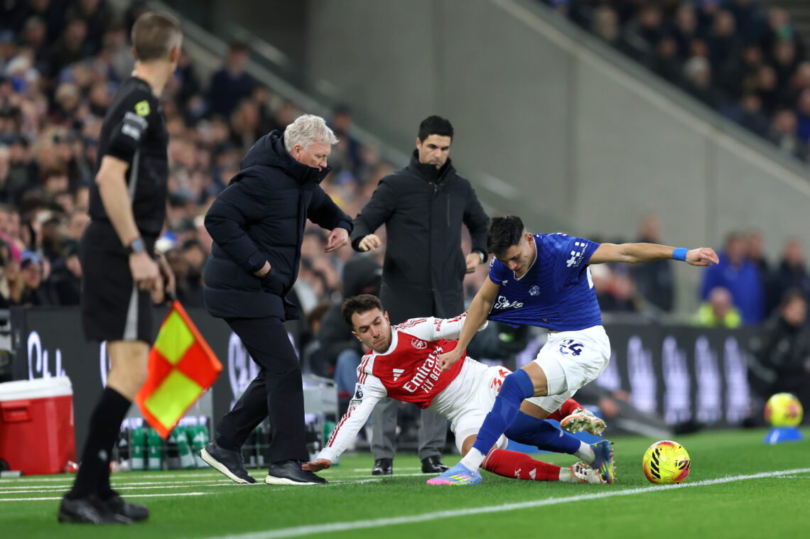 LIVERPOOL, ENGLAND - DECEMBER 20: Carlos Alcaraz of Everton battles for possession with Martin Zubimendi of Arsenal during the Premier League match...