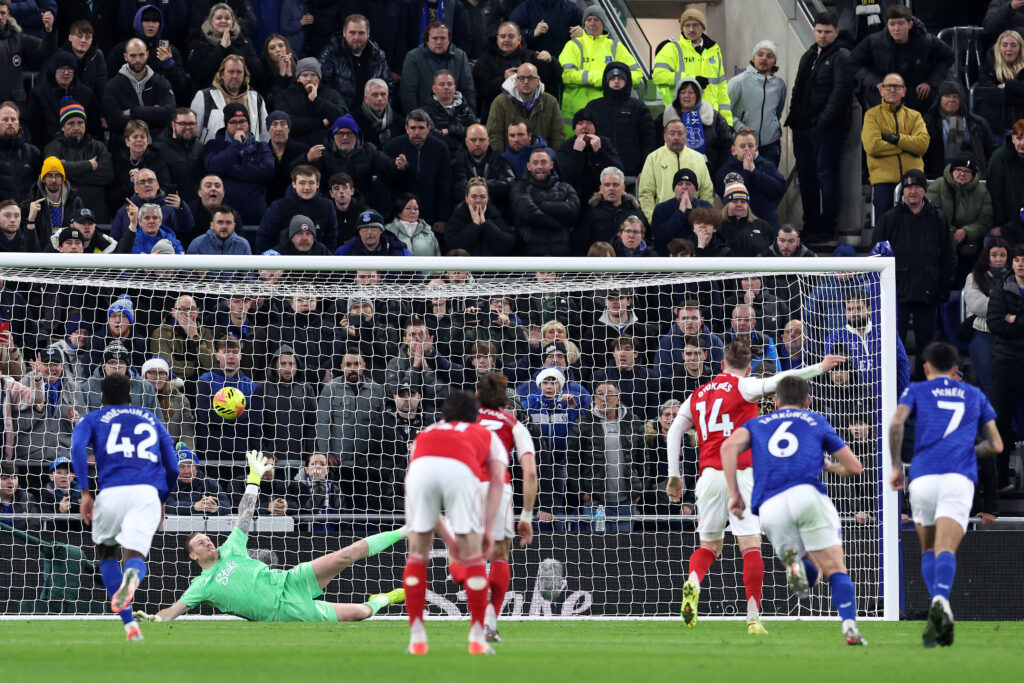 LIVERPOOL, ENGLAND - DECEMBER 20: Viktor Gyoekeres of Arsenal scores his team's first goal from the penalty spot during the Premier League match between Everton and Arsenal at Hill Dickinson Stadium on December 20, 2025 in Liverpool, England. (Photo by Alex Livesey/Getty Images)