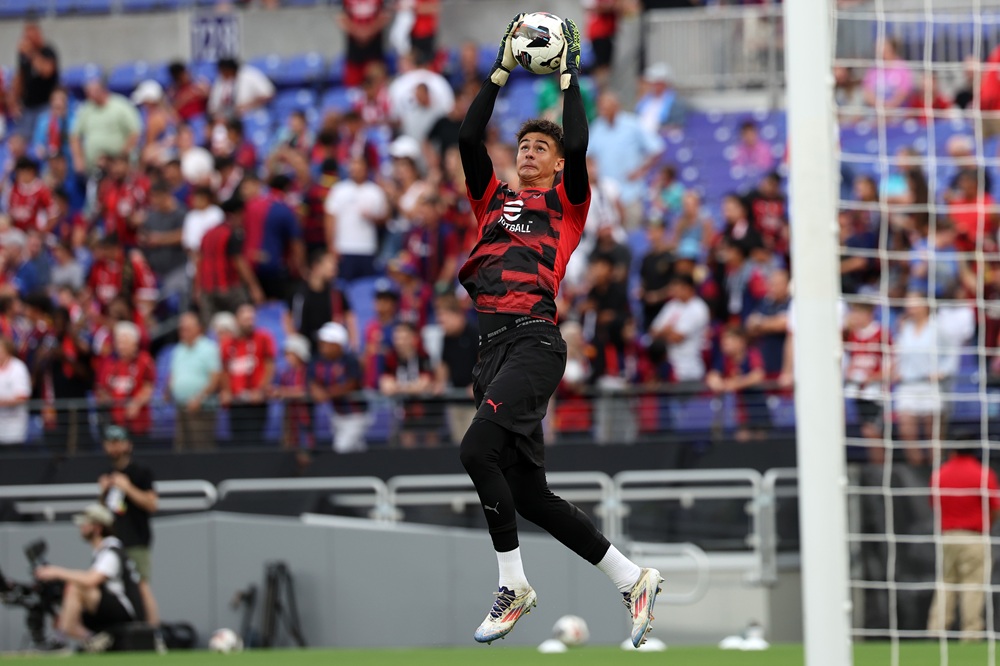 Arsenal long-term plan points them towards to Milan 20yo 3 BALTIMORE, MARYLAND: Lorenzo Torriani of AC Milan in action during warm up prior to a Pre-Season Friendly match between FC Barcelona and AC Milan at M&T Bank Stadium on August 06, 2024 in Baltimore, Maryland. (Photo by Scott Taetsch/Getty Images)