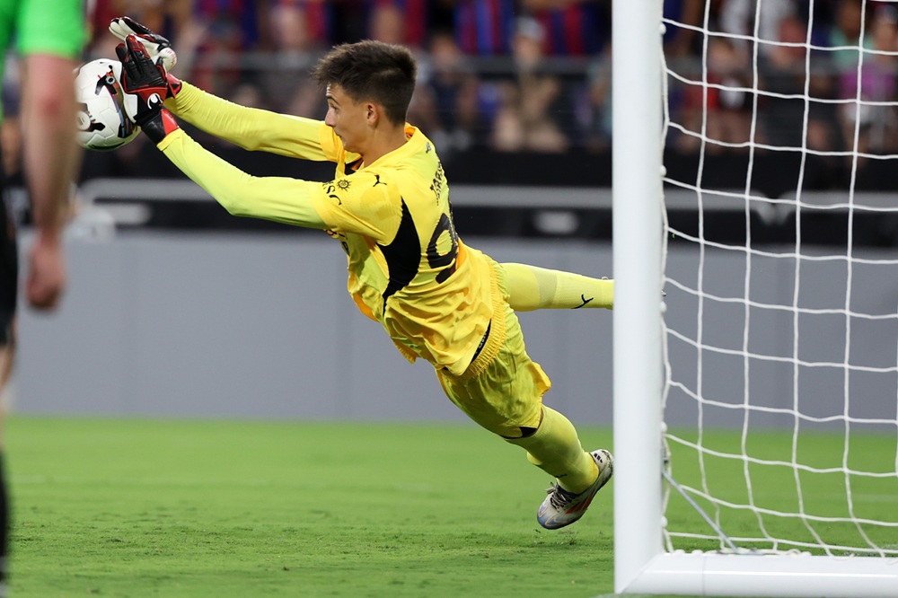 Arsenal long-term plan points them towards to Milan 20yo 2 BALTIMORE, MARYLAND: Lorenzo Torriani of AC Milan saves a penalty during a penalty shootout during a Pre-Season Friendly match between FC Barcelona and AC Milan at M&T Bank Stadium on August 06, 2024. (Photo by Scott Taetsch/Getty Images)