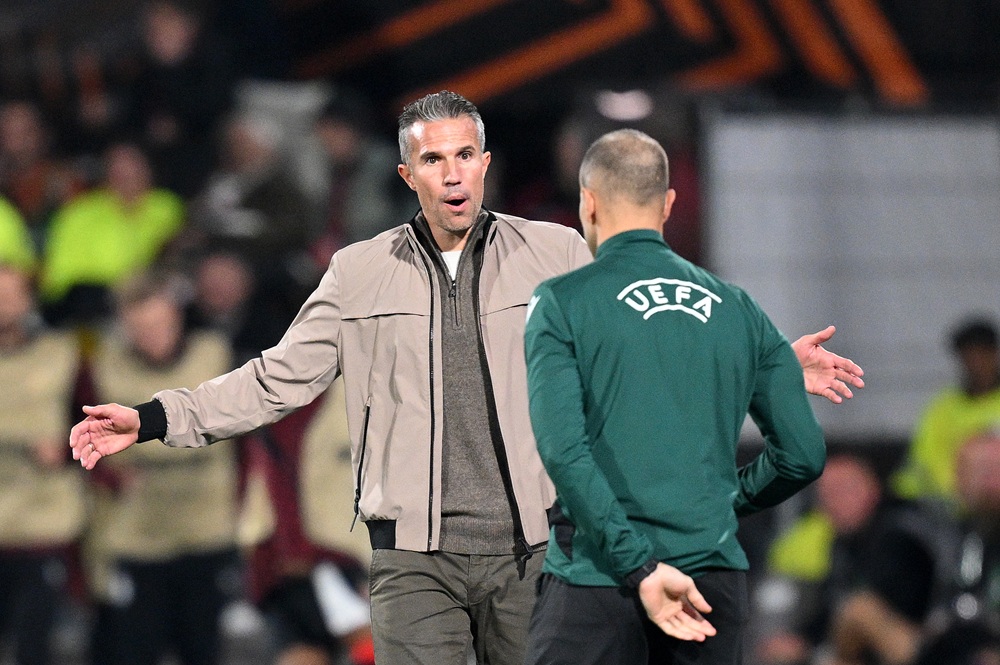 Former Gunner jumps barrier in angry fan confrontation 3 Robin Van Persie, Head Coach of Feyenoord, reacts towards the fourth official during the UEFA Europa League 2025/26 League Phase MD2 match between Feyenoord and Aston Villa FC at De Kuip on October 02, 2025 in Rotterdam, Netherlands. (Photo by Stuart Franklin/Getty Images)