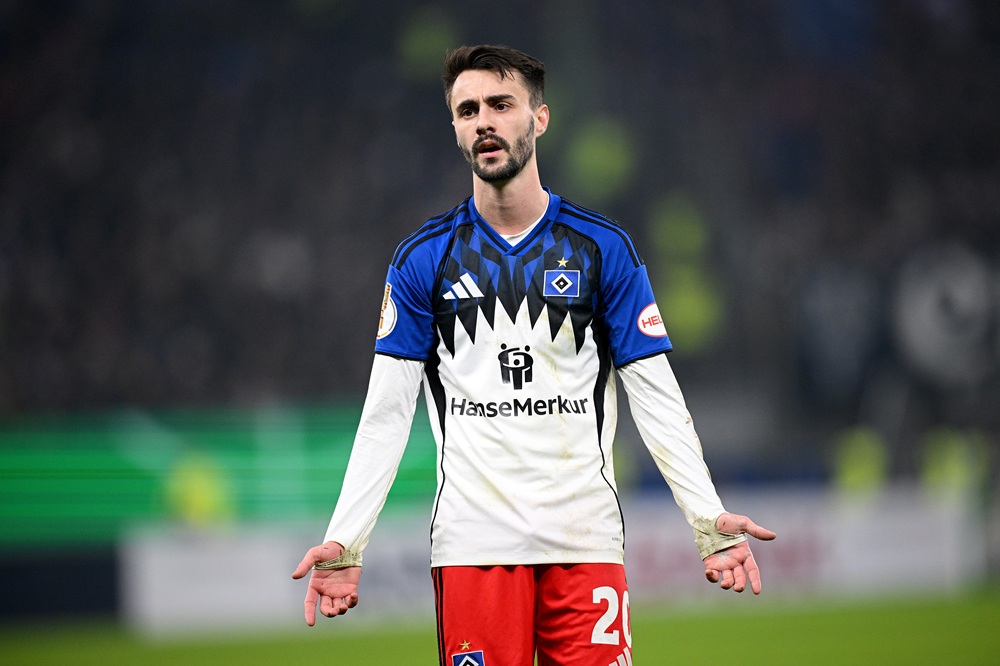 HAMBURG, GERMANY: Fábio Vieira of Hamburgb reacts during the DFB Cup round of 16 match between Hamburger SV and Holstein Kiel at Volksparkstadion on December 03, 2025. (Photo by Stuart Franklin/Getty Images)