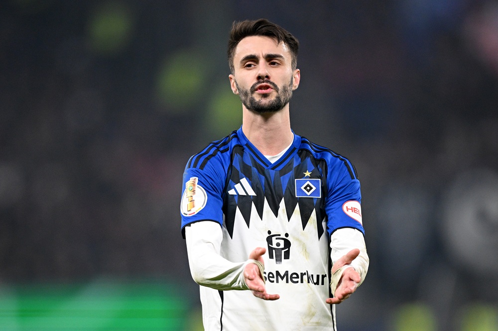HAMBURG, GERMANY: Fábio Vieira of Hamburgb reacts during the DFB Cup round of 16 match between Hamburger SV and Holstein Kiel at Volksparkstadion o...