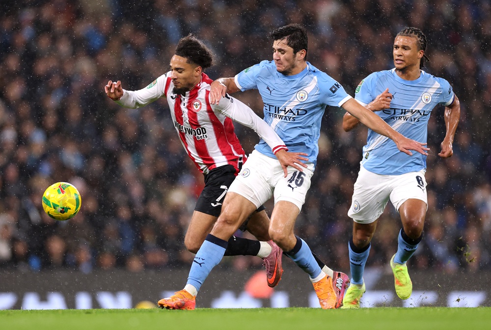Brentford boss insists Manchester City deserved red card 3 MANCHESTER, ENGLAND: Kevin Schade of Brentford is fouled by Abdukodir Khusanov of Manchester City during the Carabao Cup Quarter Final match between Manchester City and Brentford at Etihad Stadium on December 17, 2025. (Photo by Dan Mullan/Getty Images)