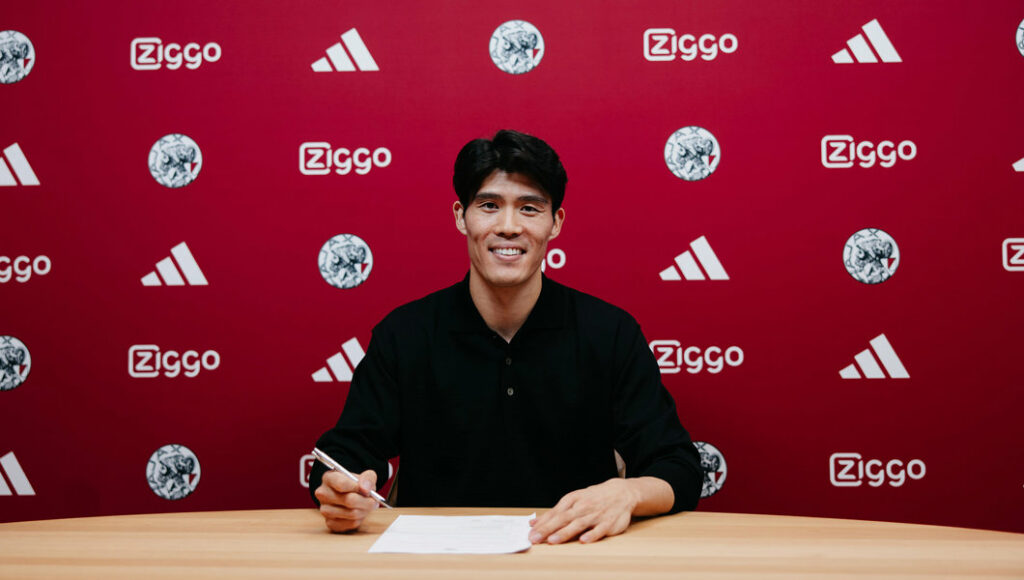 Takehiro Tomiyasu signing for Ajax (Photo via Ajax.nl)