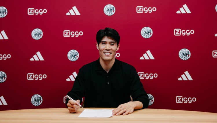 Takehiro Tomiyasu signing for Ajax (Photo via Ajax.nl)