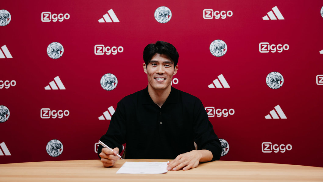 Takehiro Tomiyasu signing for Ajax (Photo via Ajax.nl)