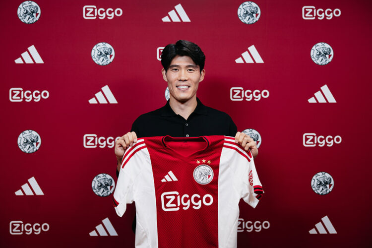 Takehiro Tomiyasu signing for Ajax (Photo via Ajax.nl)