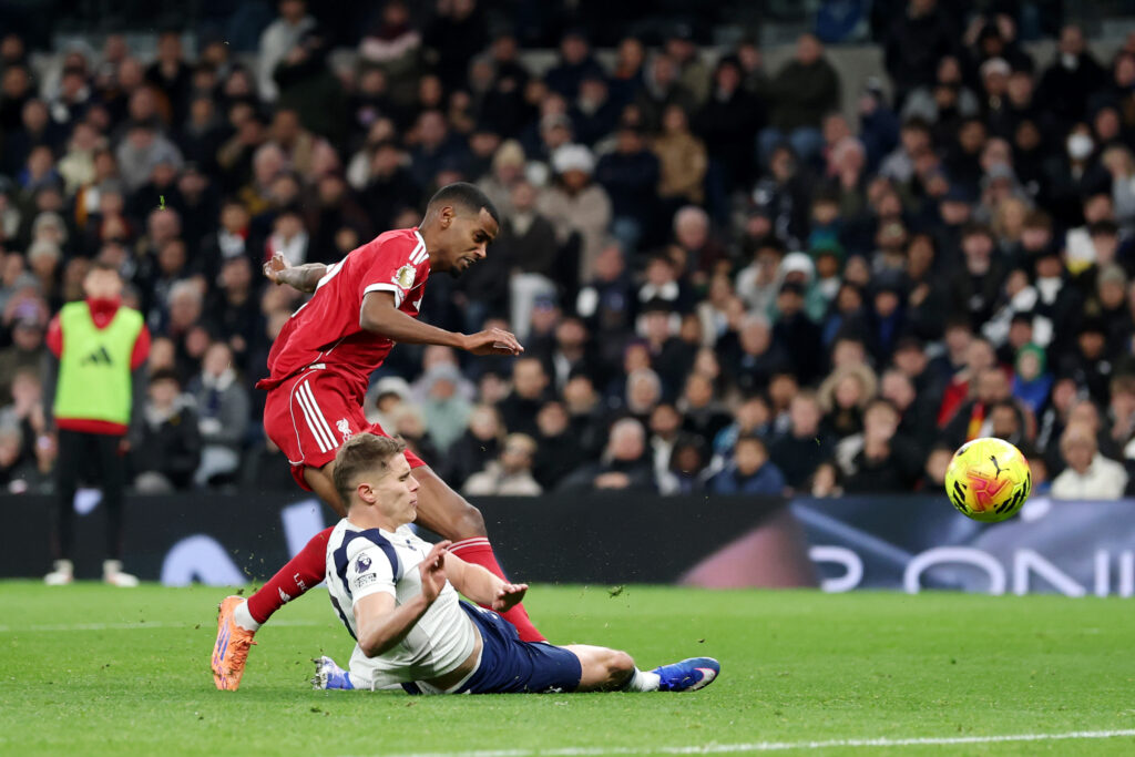 LONDON, ENGLAND - DECEMBER 20: Alexander Isak of Liverpool scores his team's first goal whilst under pressure from Micky van de Ven of Tottenham Hotspur during the Premier League match between Tottenham Hotspur and Liverpool at Tottenham Hotspur Stadium on December 20, 2025 in London, England. (Photo by Alex Pantling/Getty Images)