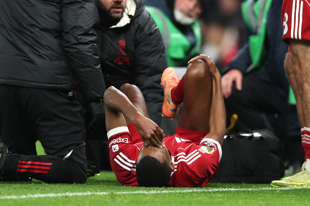 LONDON, ENGLAND: Aleksander Isak of Liverpool reacts to an injury after scoring his side's first goal during the Premier League match between Totte...