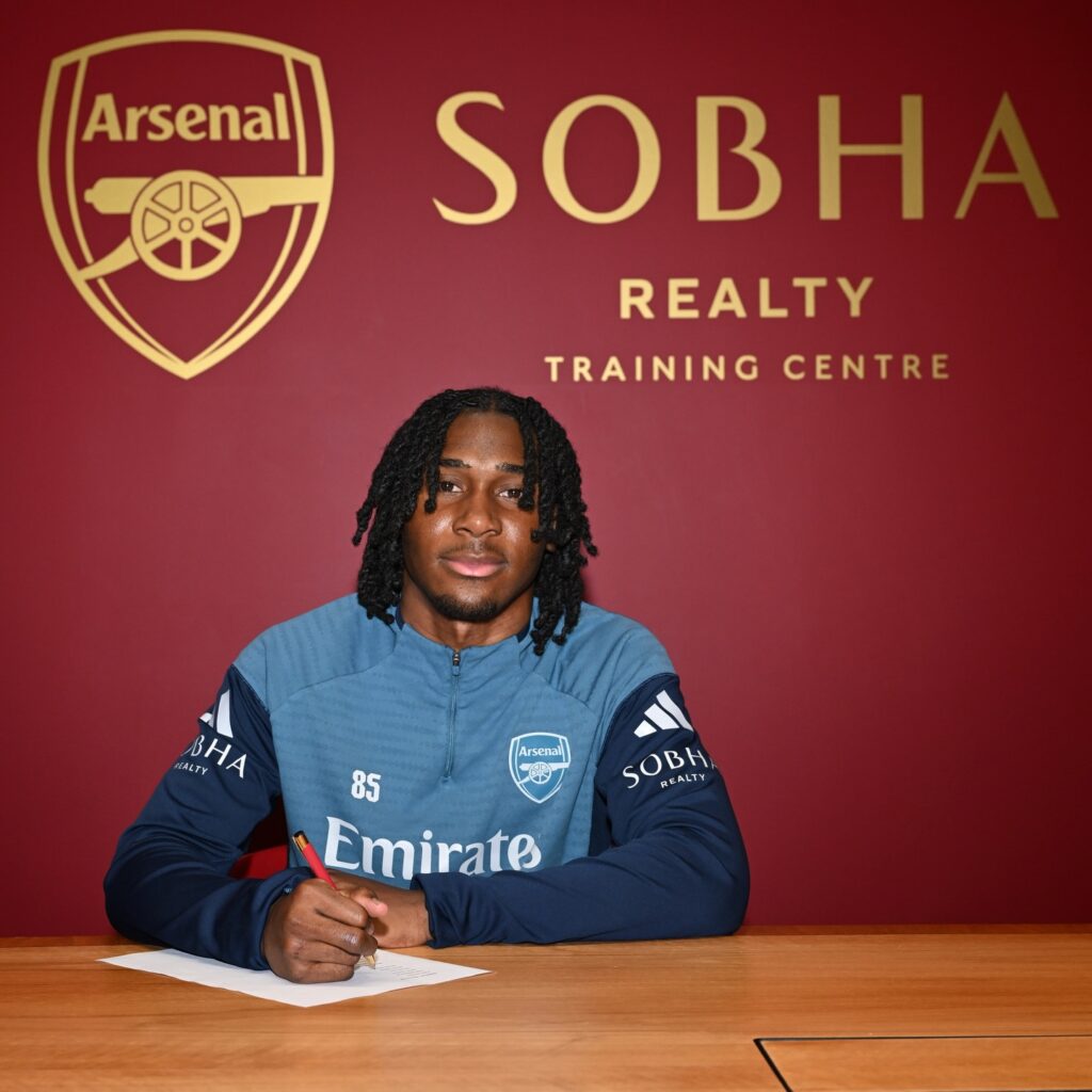 Josiah King signs for Arsenal (Photo via Arsenal Academy on Instagram)