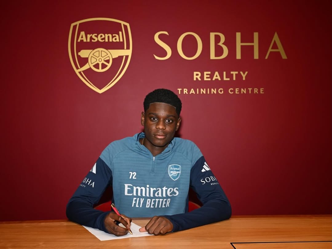 Ife Ibrahim signing his professional contract with Arsenal (Photo via Ibrahim on Instagram)