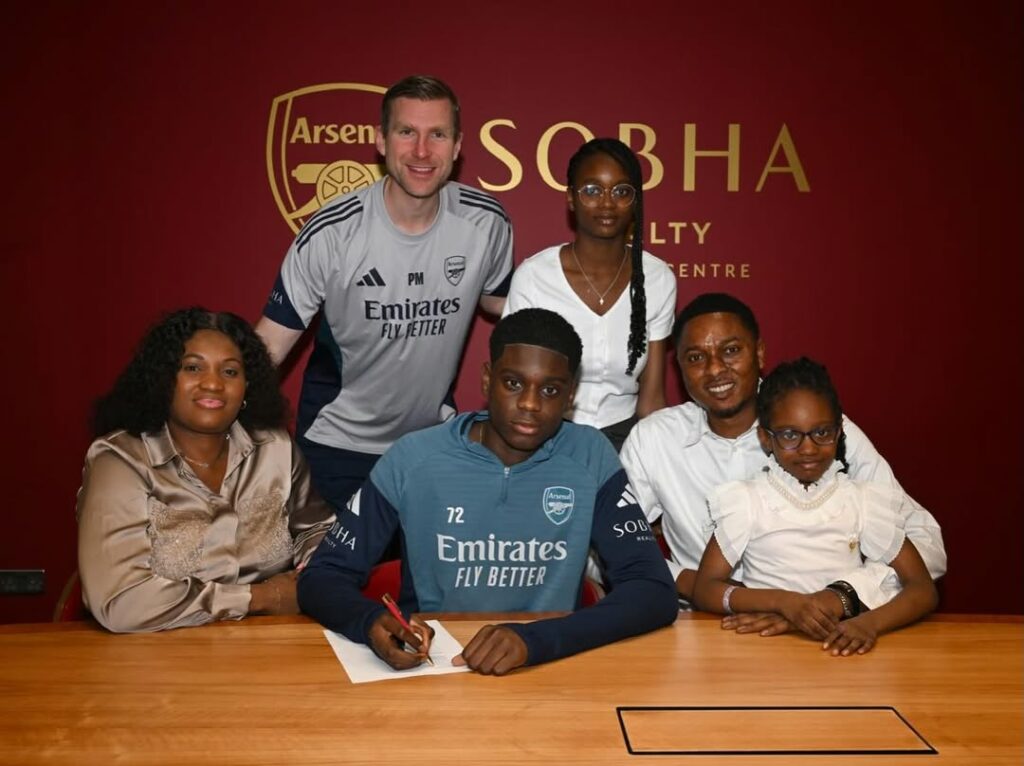 Ife Ibrahim signing his professional contract with Arsenal (Photo via Ibrahim on Instagram)