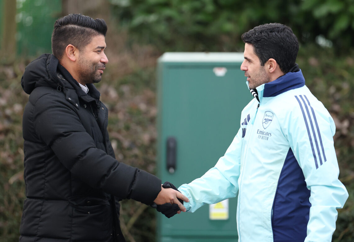 LONDON COLNEY, ENGLAND - JANUARY 21: Mikel Arteta, Manager of Arsenal, meets former Arsenal player Eduardo during the UEFA Champions League 2024/25...