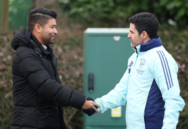 LONDON COLNEY, ENGLAND - JANUARY 21: Mikel Arteta, Manager of Arsenal, meets former Arsenal player Eduardo during the UEFA Champions League 2024/25...