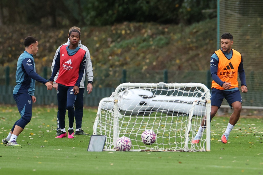Former Gunner trains back with Arsenal first-team 3 Alex Oxlade-Chamberlain attends a training session of Arsenal FC ahead of the UEFA Champions League match between Arsenal FC and SK Slavia Praha at Sobha Realty Training Centre on November 03, 2025 in London Colney, England. (Photo by Harry Murphy/Getty Images)