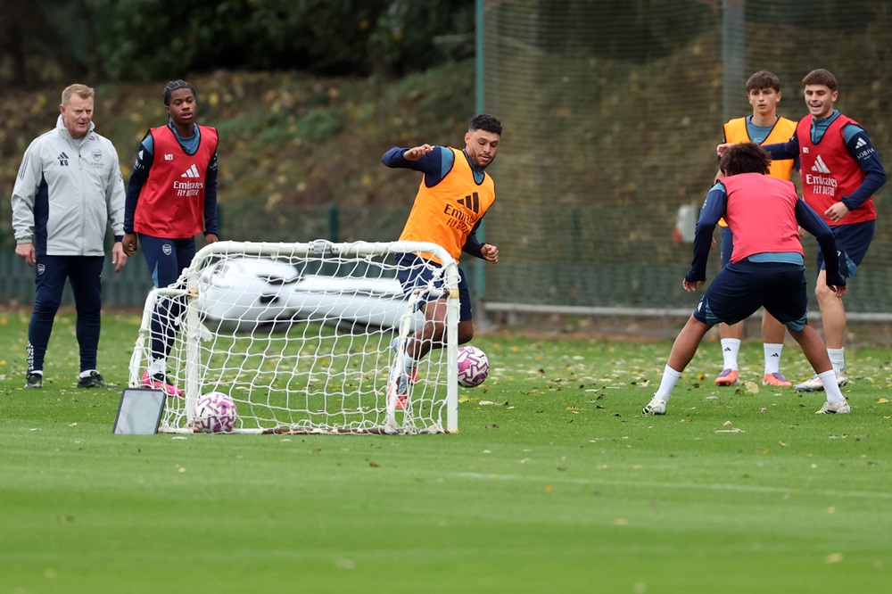 Former Gunner trains back with Arsenal first-team 2 Alex Oxlade-Chamberlain attends a training session of Arsenal FC ahead of the UEFA Champions League match between Arsenal FC and SK Slavia Praha at Sobha Realty Training Centre on November 03, 2025 in London Colney, England. (Photo by Harry Murphy/Getty Images)
